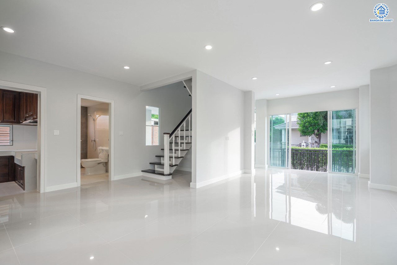 บ้านมือสองตกแต่งใหม่ ม.มัณฑนา นครอินทร์-พระราม5 หลังมุม เนื้อที่กว่า 57 ตร.ว. ฟังก์ชันจัดเต็ม 3 ห้องนอน 2 ห้องน้ำ จอดรถได้ 1 คัน พร้อม Living Room รองรับทุกความสุข ทำเลเดินทางสะดวก ใกล้ทางด่วน "ศรีรัช" และรถไฟฟ้า "สถานีบางรักใหญ่"